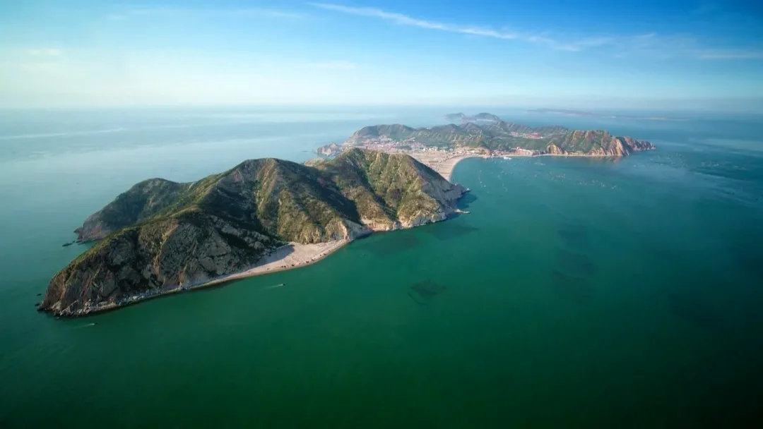 海防預(yù)警方案、海防監(jiān)測和預(yù)警監(jiān)控系統(tǒng)適合采用制冷型光電轉(zhuǎn)臺球型攝像機(jī)作為前端硬件